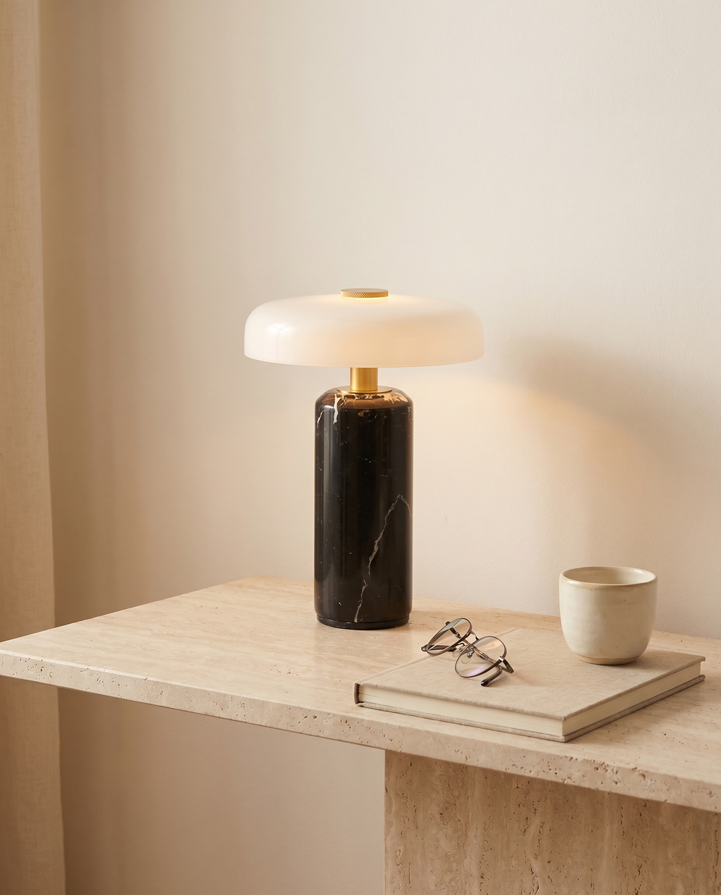 Lampe à poser SÉLÈNE à l'échelle sur un bureau, format compact de 24 cm