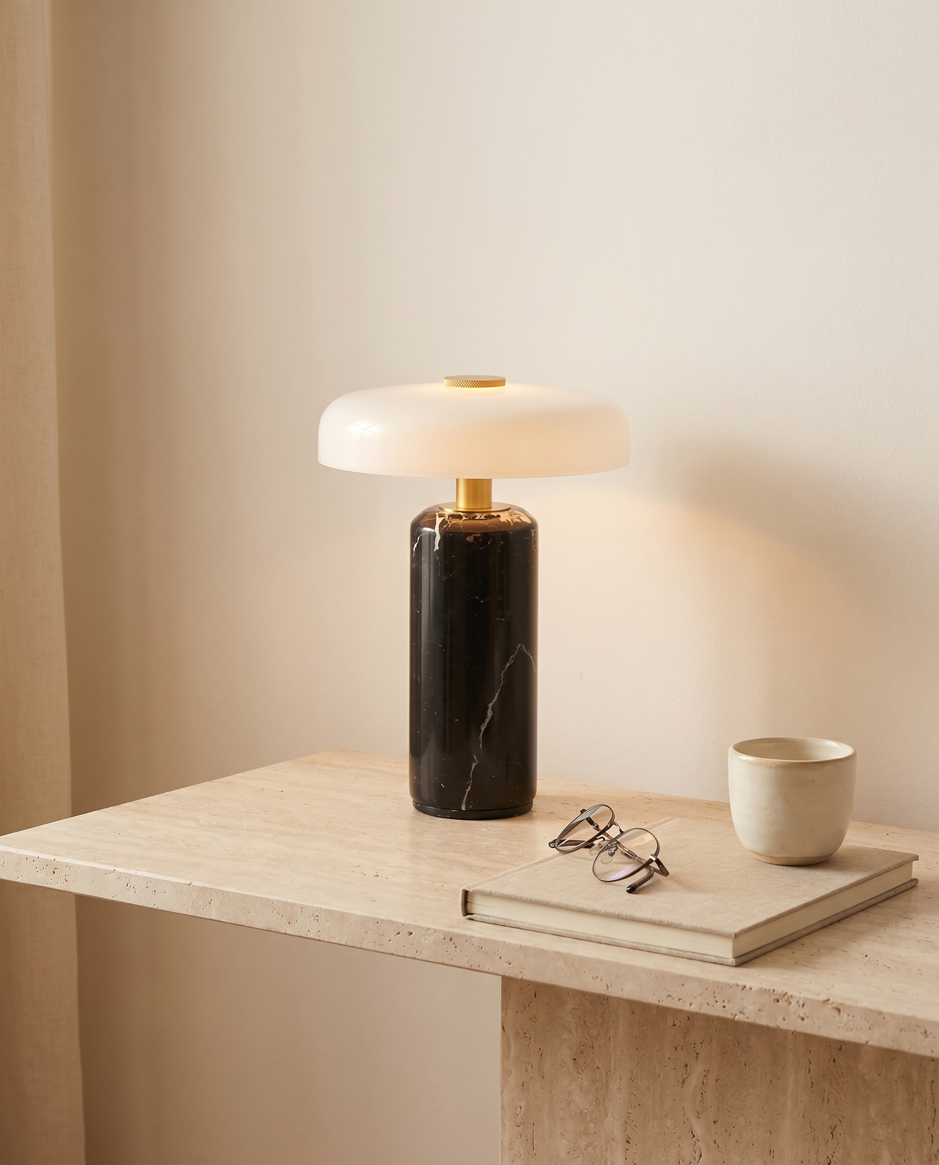 Lampe à poser SÉLÈNE à l'échelle sur un bureau, format compact de 24 cm