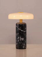 Sélène, lampe à poser en marbre et verre opalin — vue rapprochée | Maison Beaurel