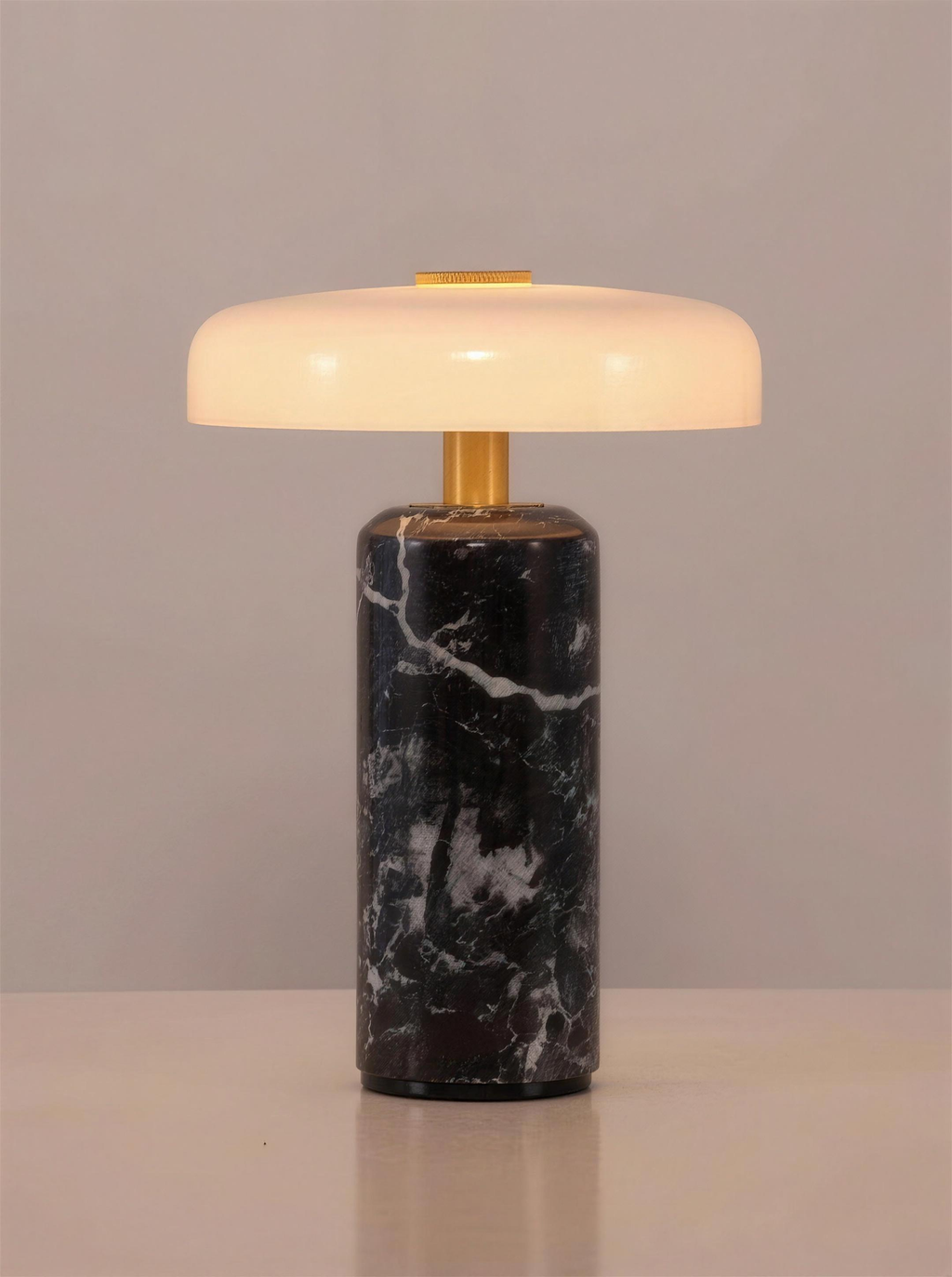 Lampe à poser SÉLÈNE en marbre noir et verre opalin, fond studio Maison Beaurel