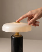 Sélène, lampe à poser en marbre et verre opalin — autre angle de vue | Maison Beaurel