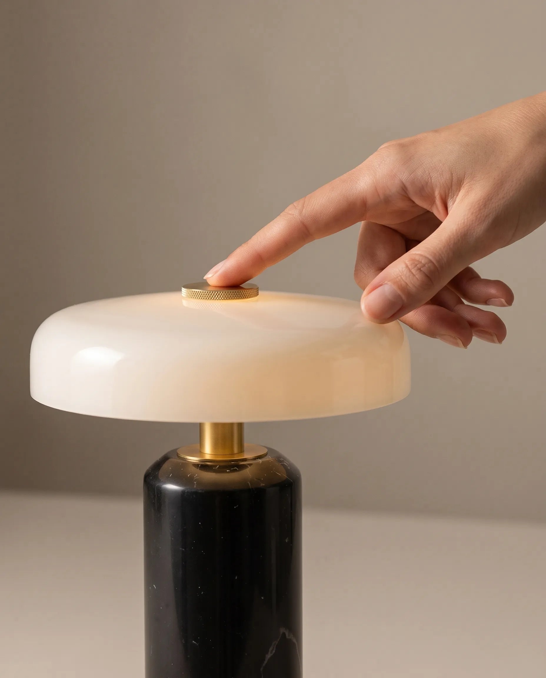 Sélène, lampe à poser en marbre et verre opalin — autre angle de vue | Maison Beaurel