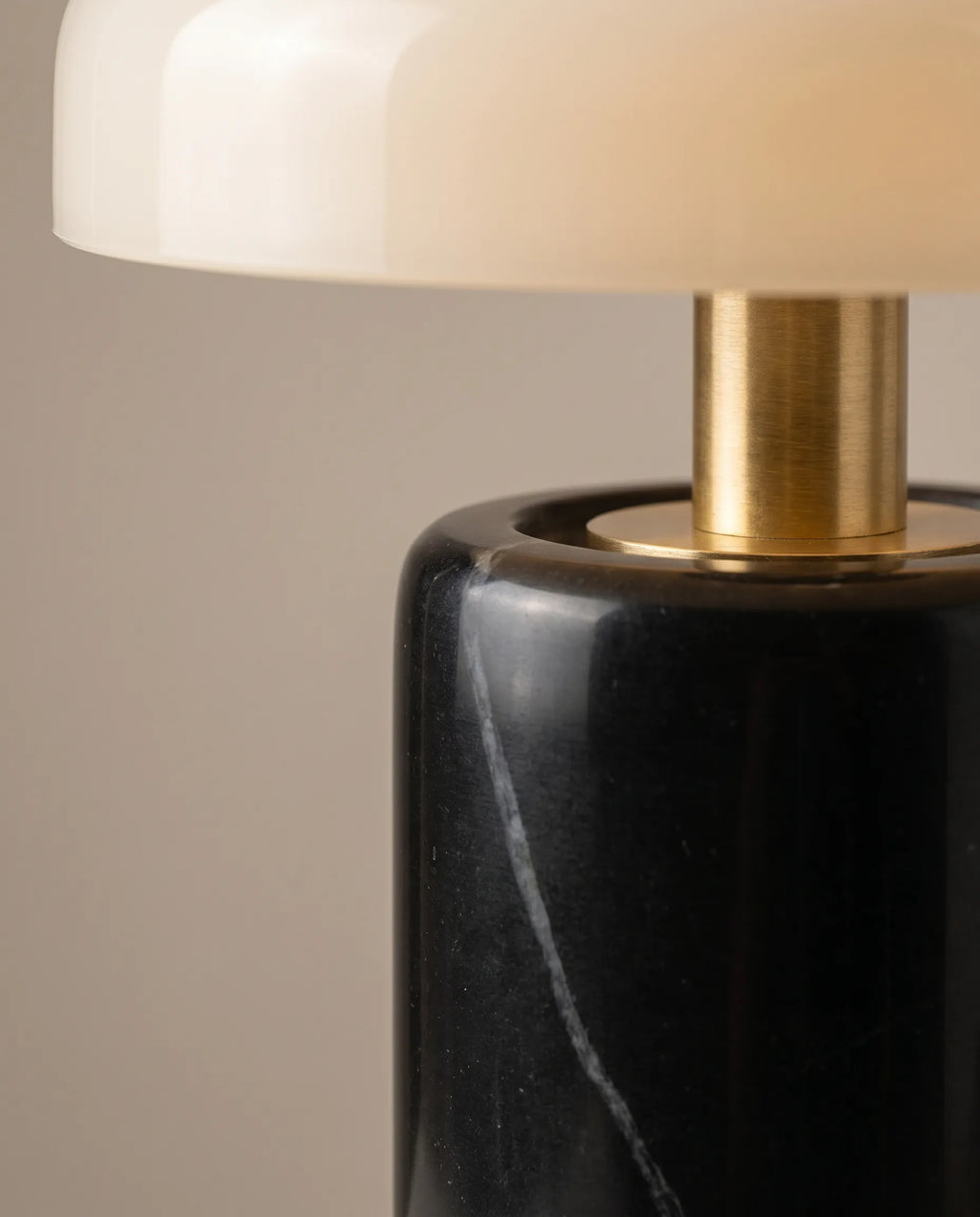 Sélène, lampe à poser en marbre et verre opalin — détail des matériaux | Maison Beaurel