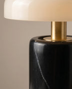 Sélène, lampe à poser en marbre et verre opalin — détail des matériaux | Maison Beaurel