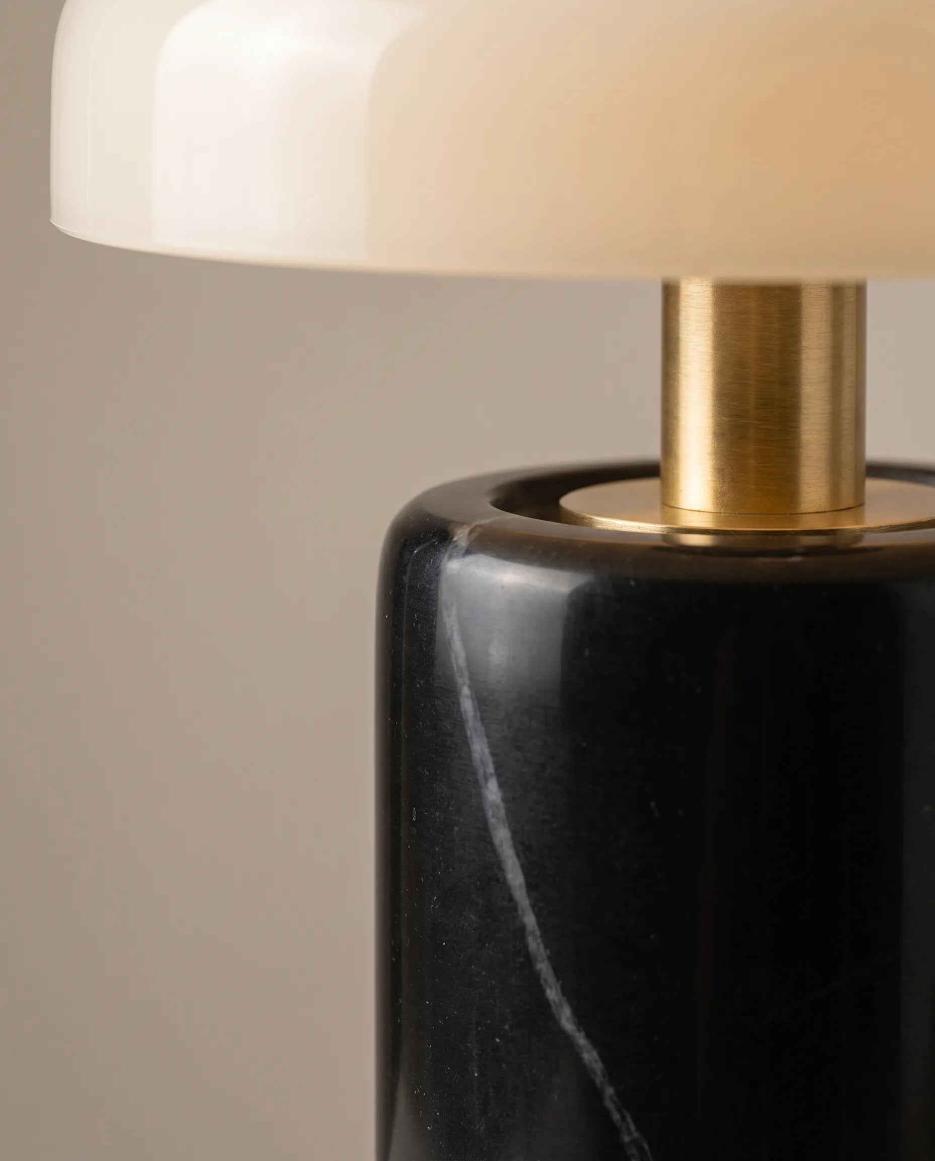 Sélène, lampe à poser en marbre et verre opalin — détail des matériaux | Maison Beaurel