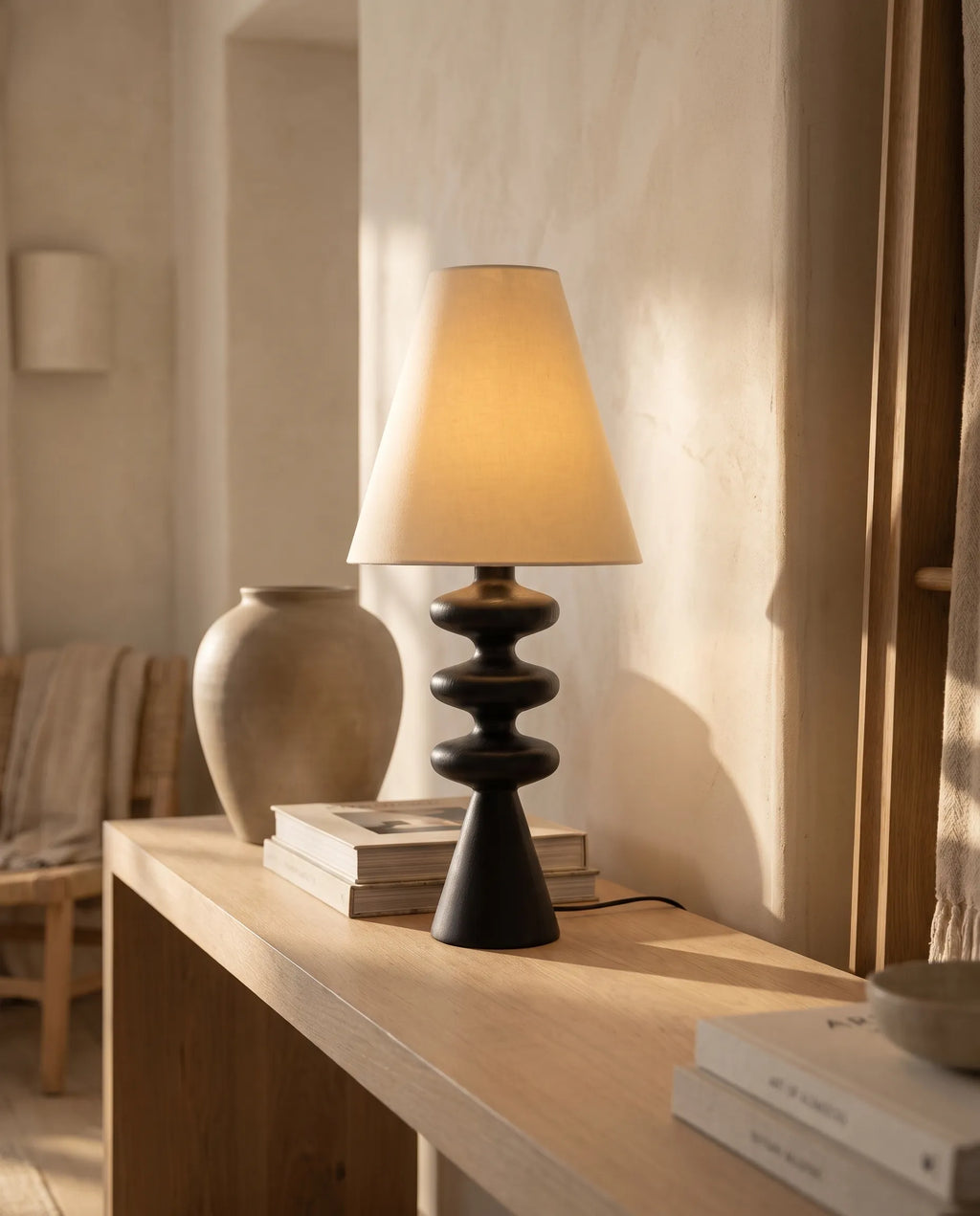 Noyer, lampe à poser en bois tourné — autre angle de vue | Maison Beaurel