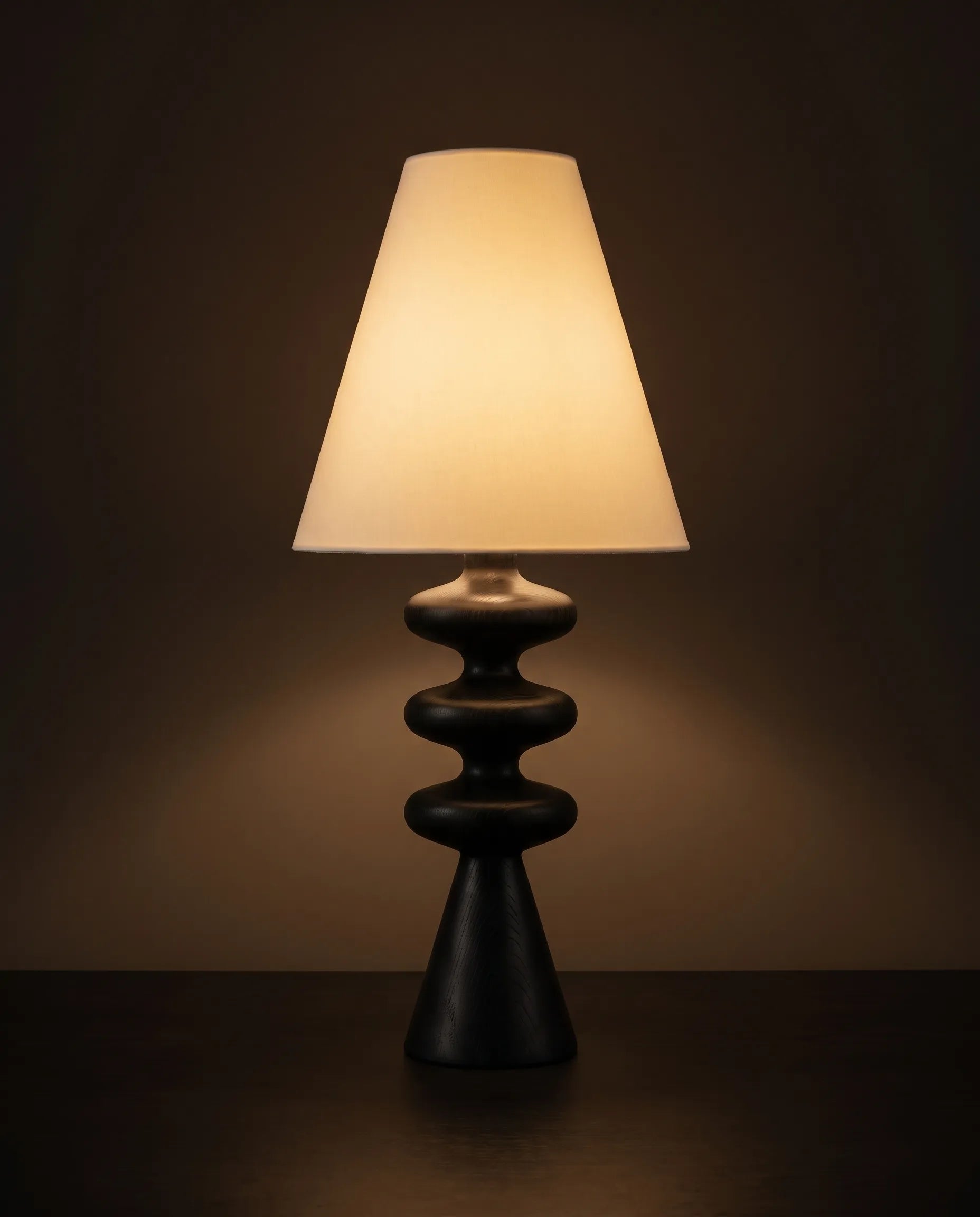 Noyer, lampe à poser en bois tourné — vue d'ambiance | Maison Beaurel