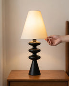 Noyer, lampe à poser en bois tourné — mise en situation | Maison Beaurel