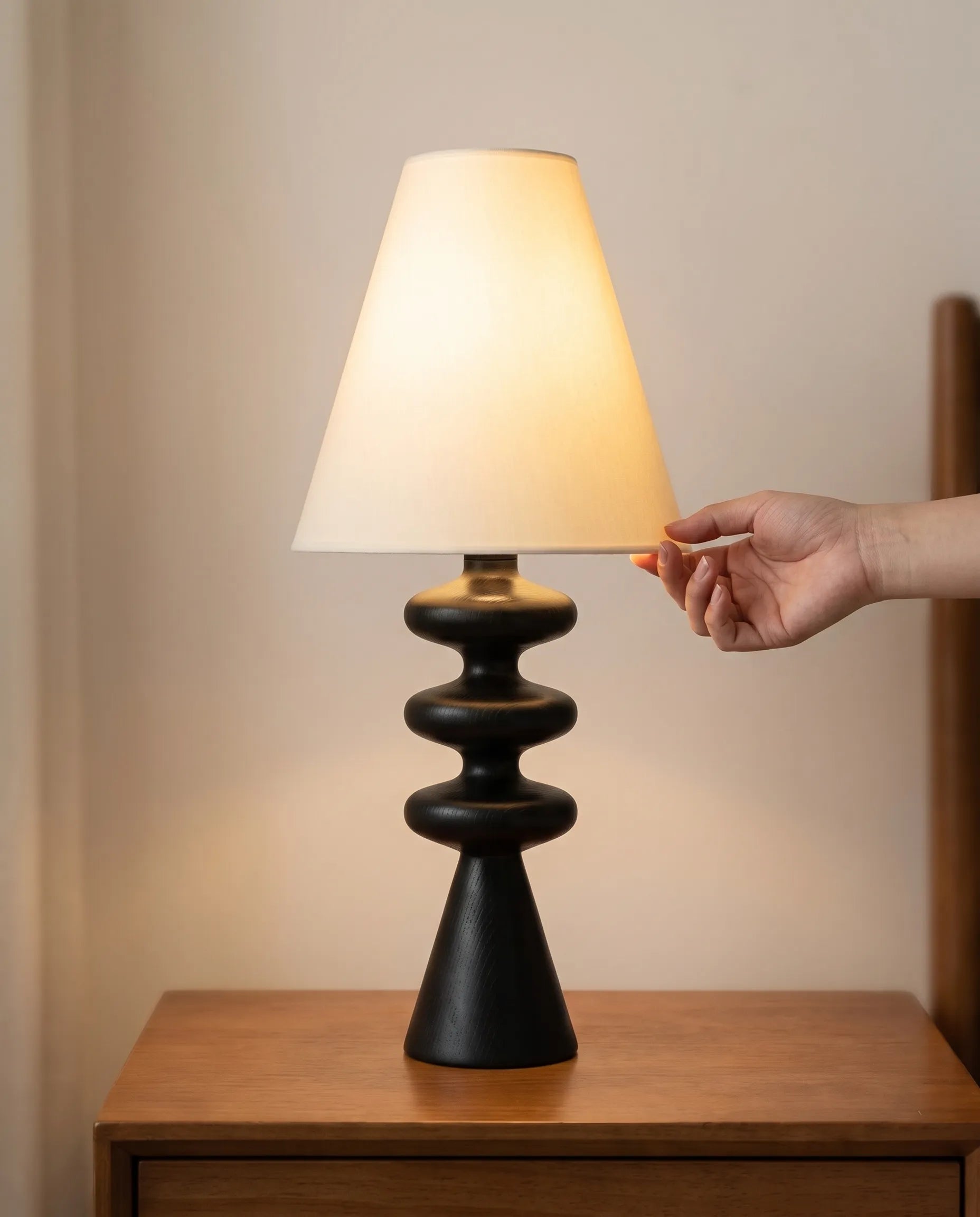 Noyer, lampe à poser en bois tourné — mise en situation | Maison Beaurel