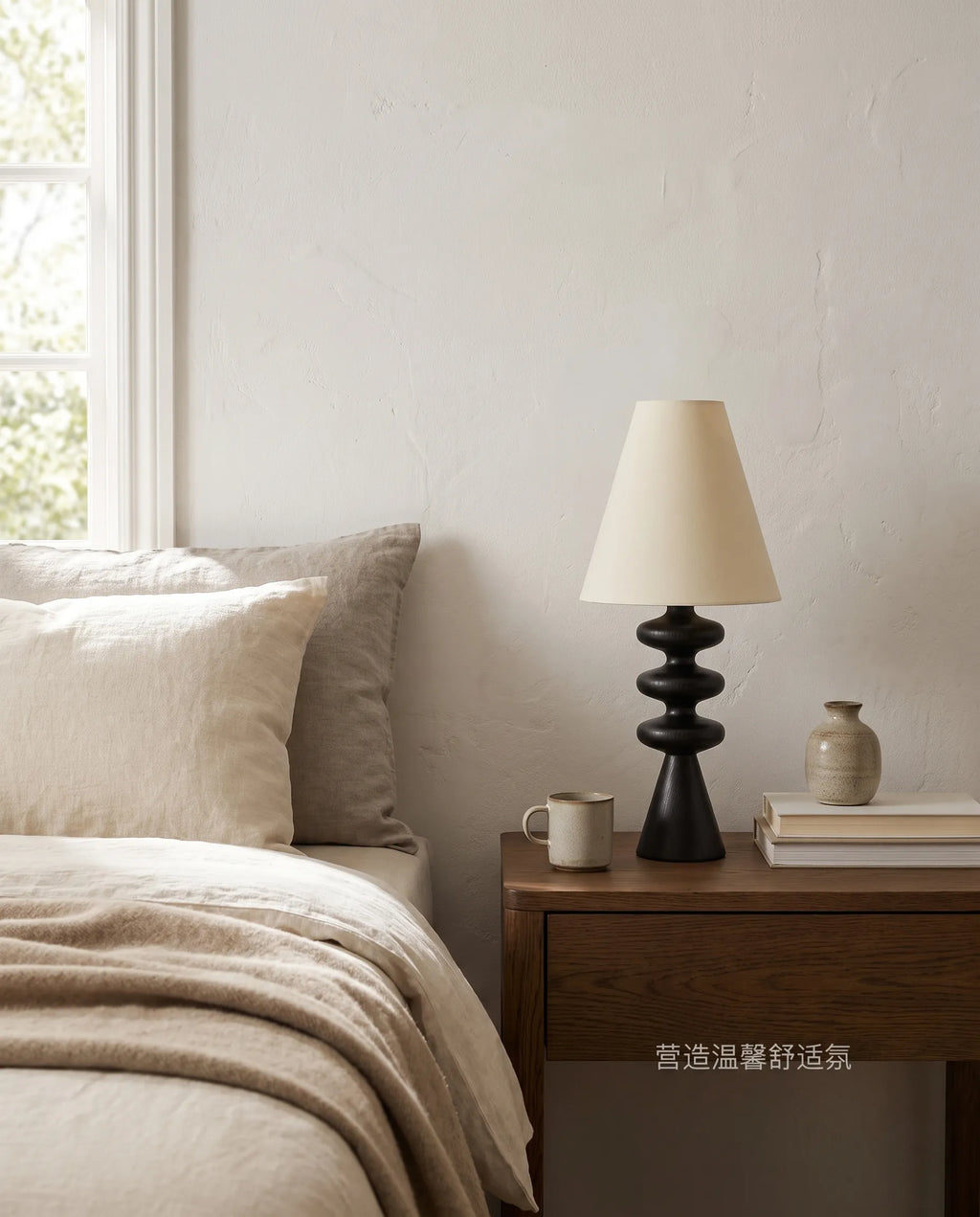 Noyer, lampe à poser en bois tourné — détail des matériaux | Maison Beaurel