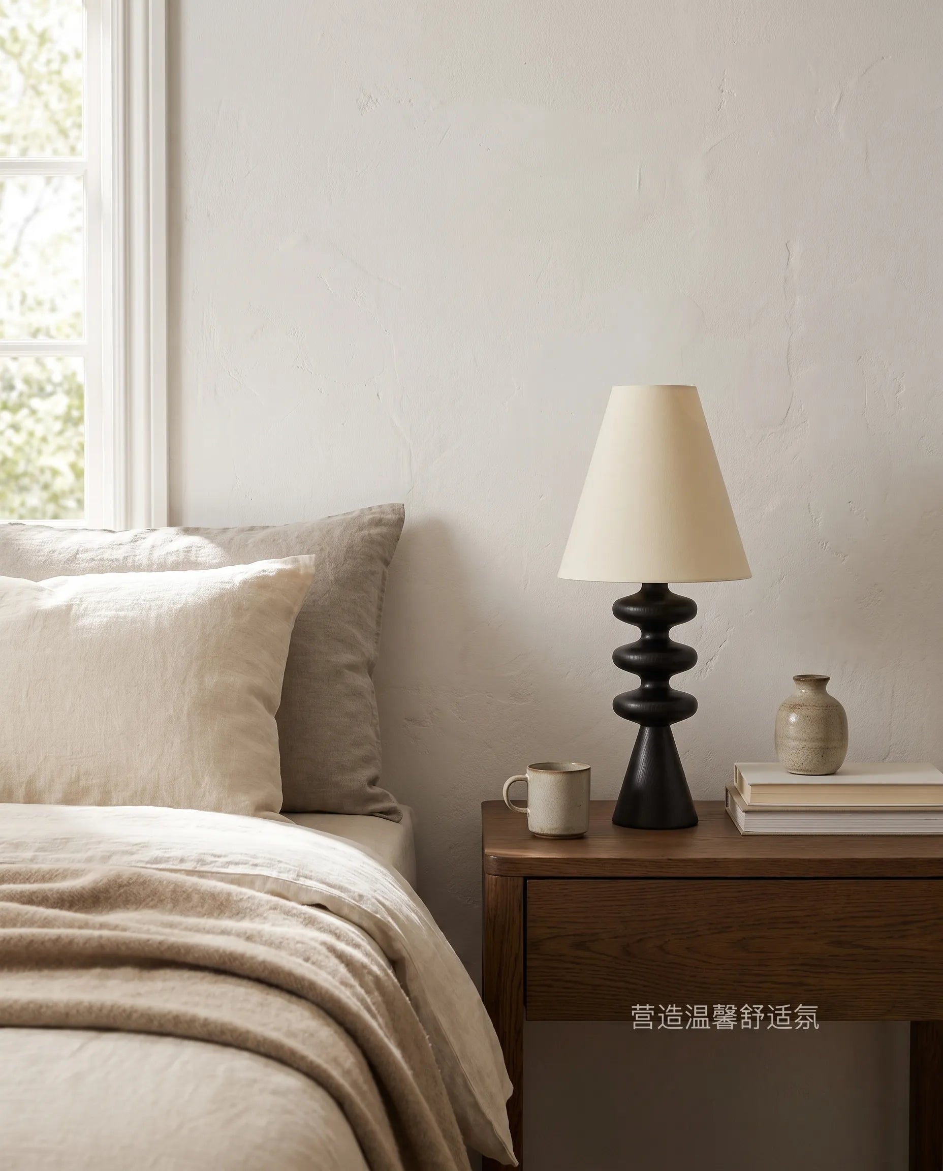 Noyer, lampe à poser en bois tourné — détail des matériaux | Maison Beaurel
