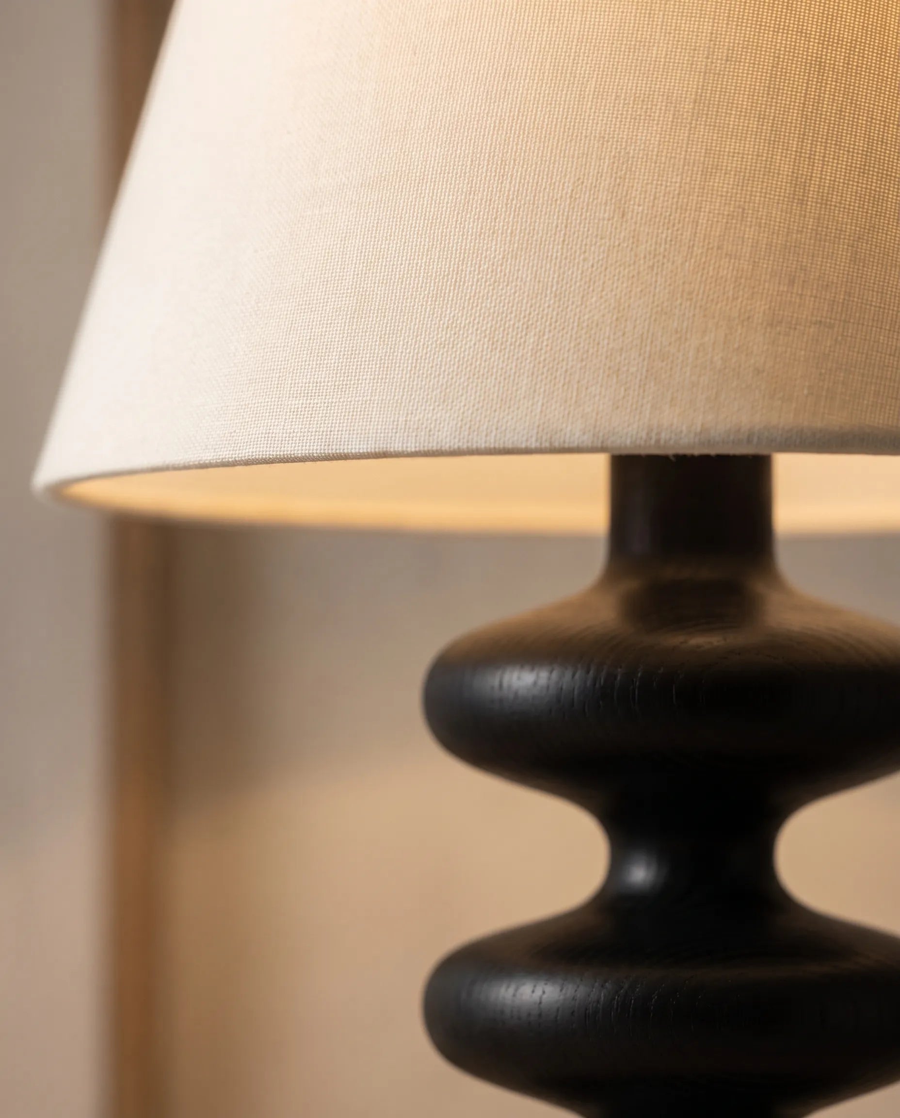 Noyer, lampe à poser en bois tourné — présentation détaillée | Maison Beaurel