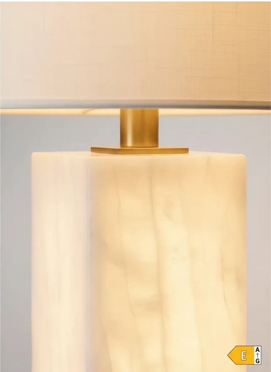 Opaline, lampe à poser en albâtre — mise en situation | Maison Beaurel