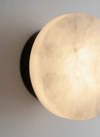 Orbe, applique murale en marbre — vue d'ambiance | Maison Beaurel