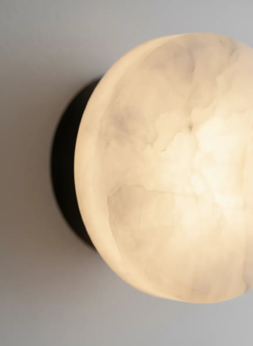 Orbe, applique murale en marbre — vue d'ambiance | Maison Beaurel