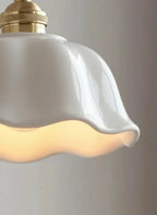 FAENZA — Détail de l'abat-jour céramique blanc ondulé et de la douille en laiton
