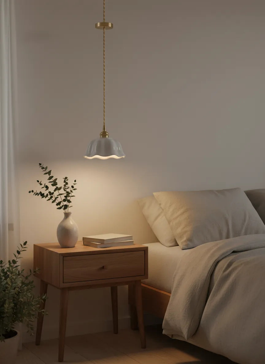 FAENZA — Suspension allumée au-dessus d'une table de chevet, ambiance chambre