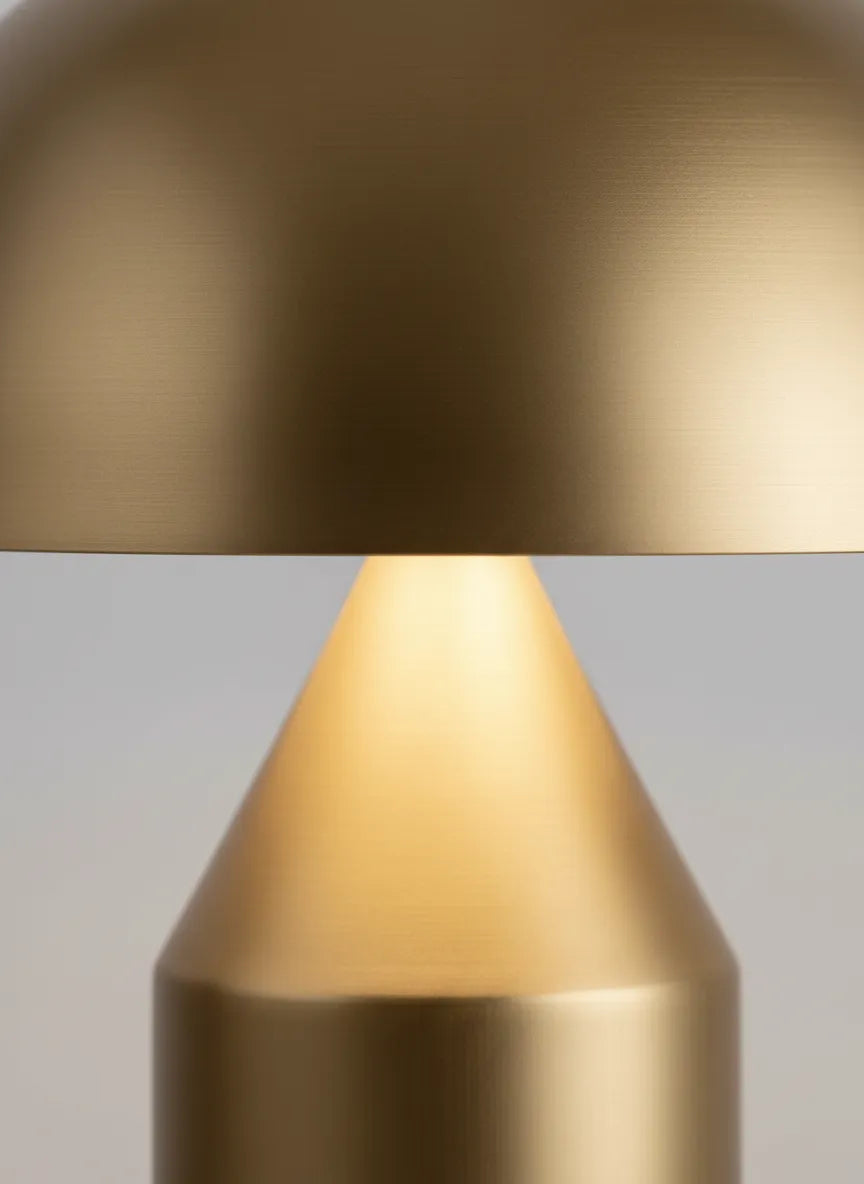 CÈPE — Détail du dôme et du pied doré, lumière diffuse