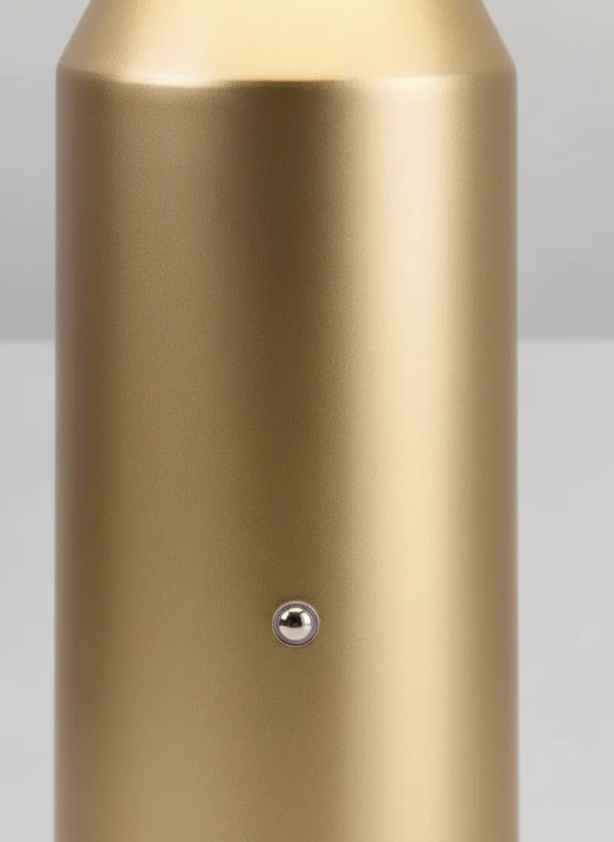 CÈPE — Détail du bouton tactile doré sur le pied
