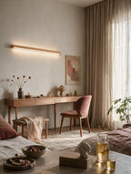 LATTE, applique murale en bois, allumée au-dessus d'un bureau | Maison Beaurel
