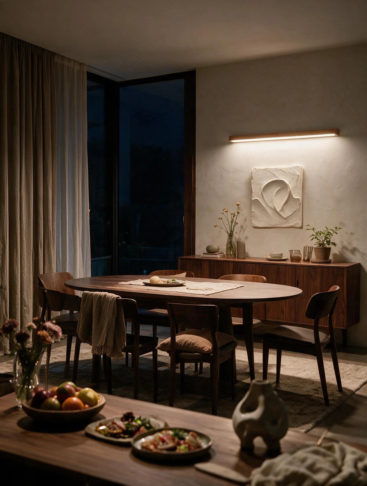 LATTE, applique murale en bois, allumée dans une salle à manger le soir | Maison Beaurel