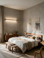LATTE, applique murale en bois, allumée au-dessus d'un lit dans une chambre | Maison Beaurel