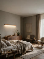 LATTE, applique murale en bois, allumée dans une chambre cosy | Maison Beaurel