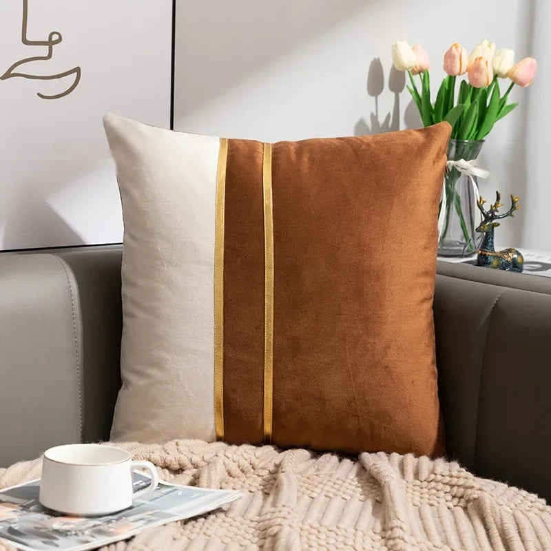 LISERE — Housse de coussin en velours à liserés dorés, coloris Crème et caramel
