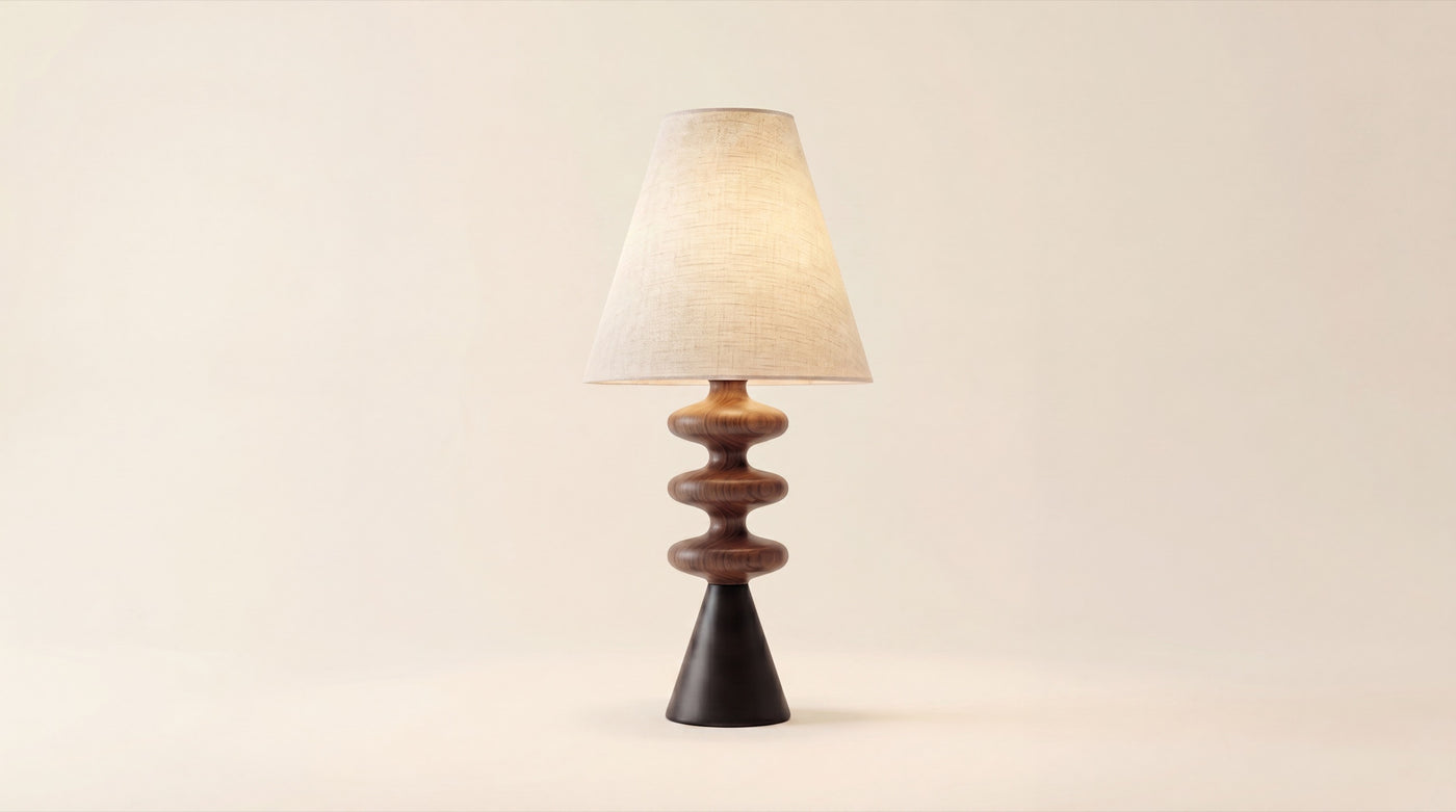 Lampe à poser NOYER en bois tourné, abat-jour en lin allumé
