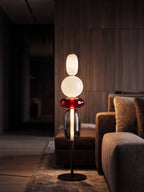 Murano, lampadaire en verre coloré, allumé dans une ambiance tamisée | Maison Beaurel