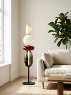 Murano, lampadaire en verre coloré dans un salon lumineux | Maison Beaurel