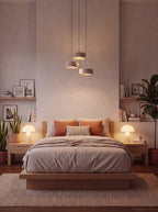 Ocre, suspensions en travertin, en trio au-dessus d'un lit | Maison Beaurel