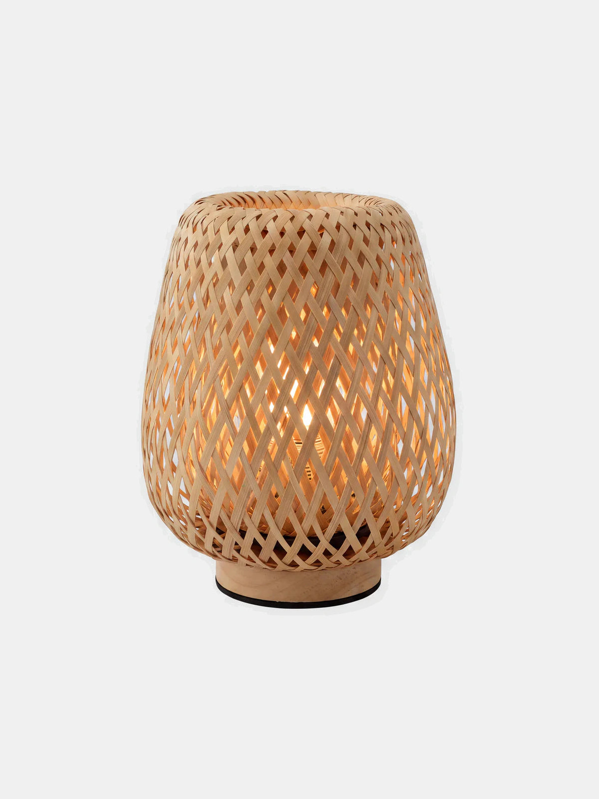 TAKÉ, lampe à poser en bambou tressé, vue packshot allumée | Maison Beaurel