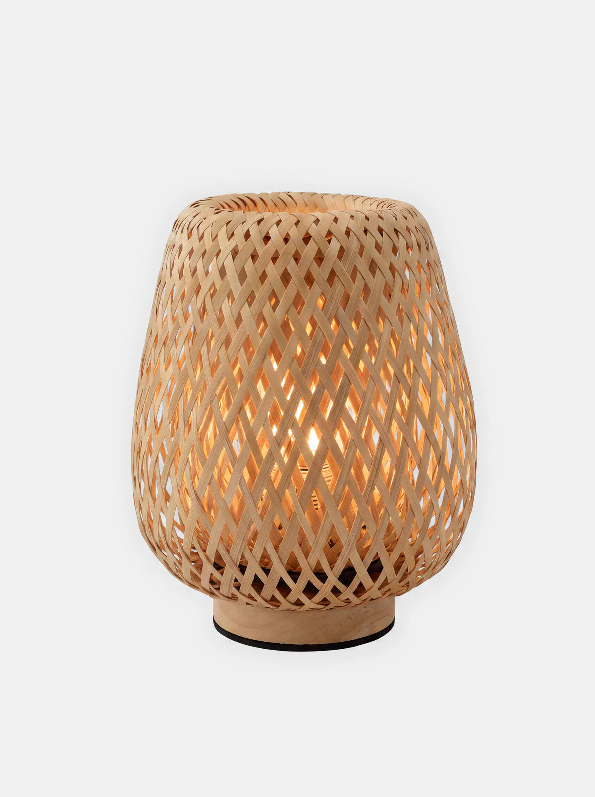 TAKÉ, lampe à poser en bambou tressé, vue packshot allumée | Maison Beaurel