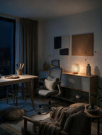 Lampe à poser en bambou tressé TAKÉ allumée le soir sur un meuble bas, bureau cosy — Maison Beaurel