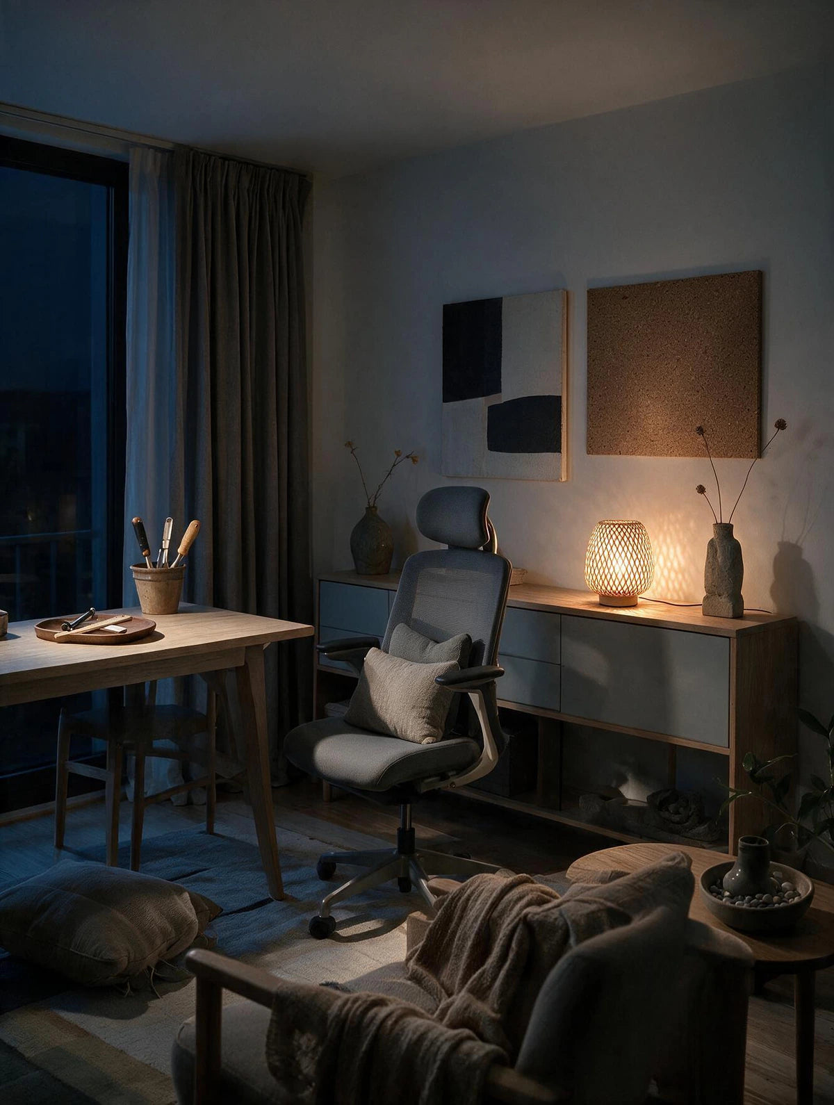 Lampe à poser en bambou tressé TAKÉ allumée le soir sur un meuble bas, bureau cosy — Maison Beaurel
