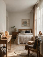 Lampe à poser en bambou tressé TAKÉ allumée sur une console, chambre douillette — Maison Beaurel