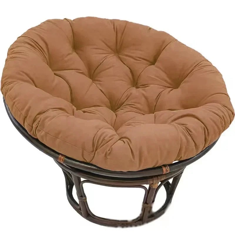 PAPASAN — Coussin rond capitonné coloris Café posé sur un fauteuil papasan en rotin