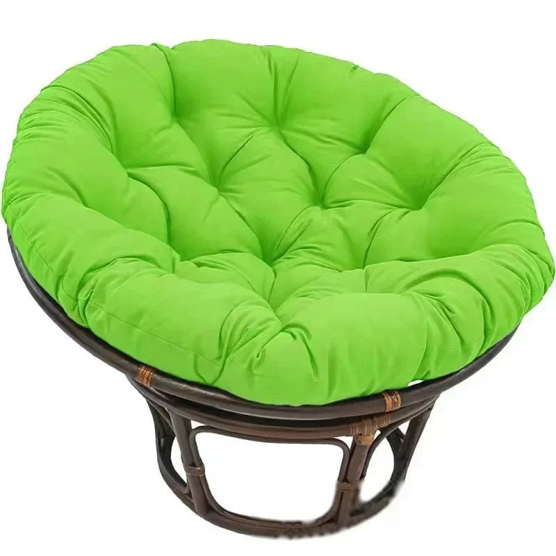 PAPASAN — Coussin rond capitonné coloris Vert posé sur un fauteuil papasan en rotin