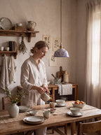 Pivoine, suspension en céramique dans une cuisine conviviale | Maison Beaurel