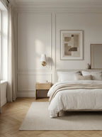 LIN, applique murale en tissu doré, au-dessus d'une table de chevet | Maison Beaurel