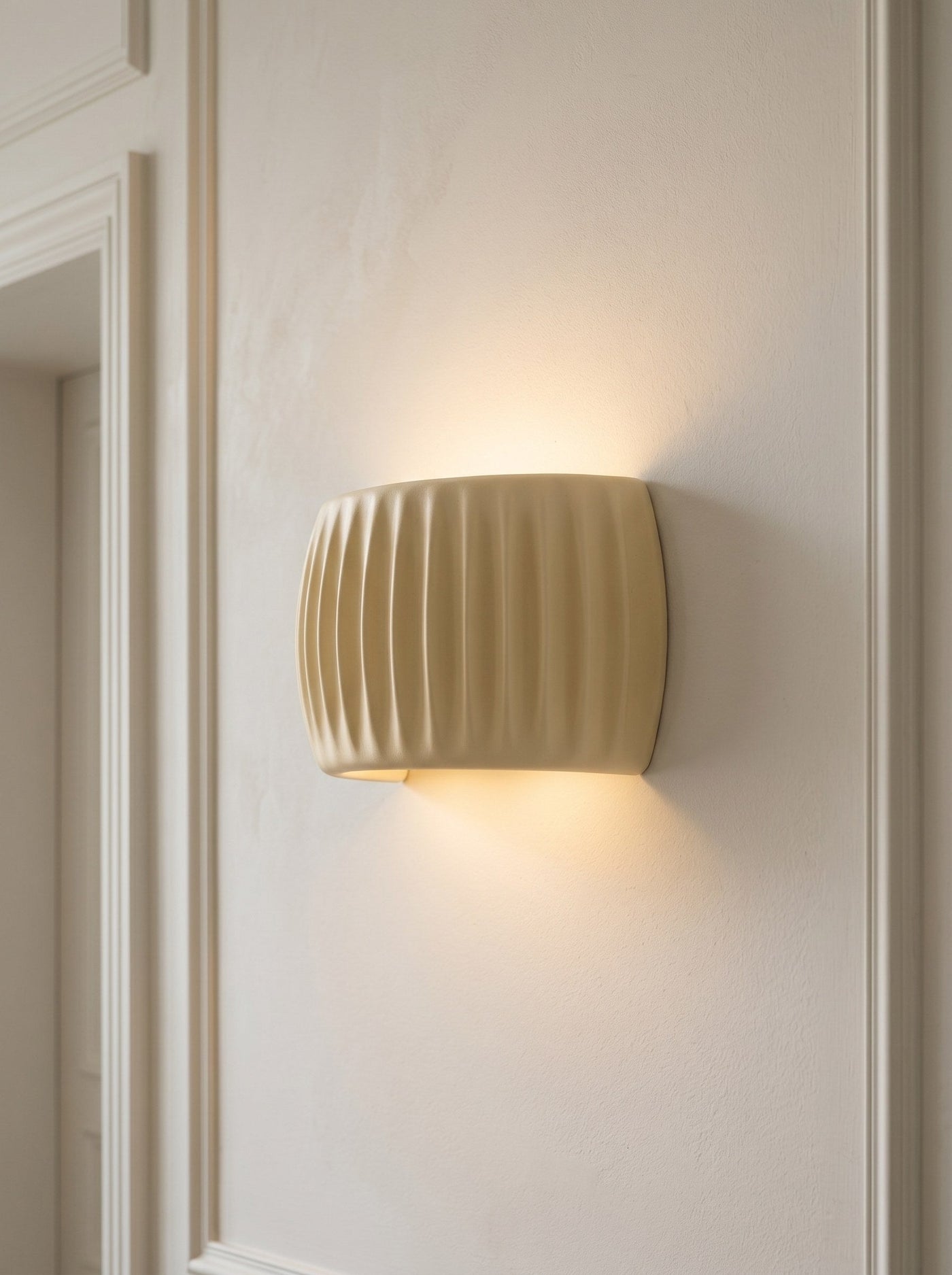 Applique ROSACE crème dans un couloir aux moulures françaises