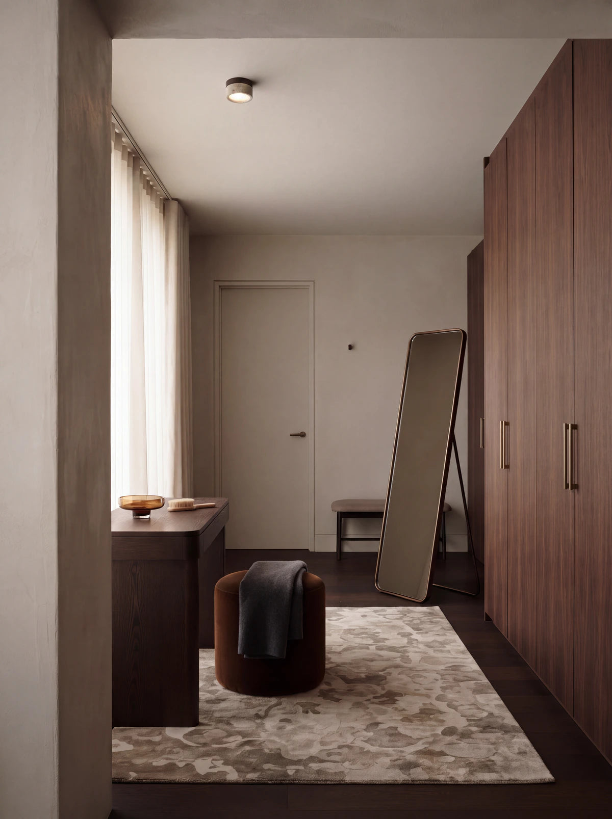 SILEX, plafonnier effet pierre — Noyer, dressing avec miroir | Maison Beaurel