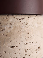 SILEX, plafonnier effet pierre — détail de la texture travertine et de l'anneau Noyer | Maison Beaurel