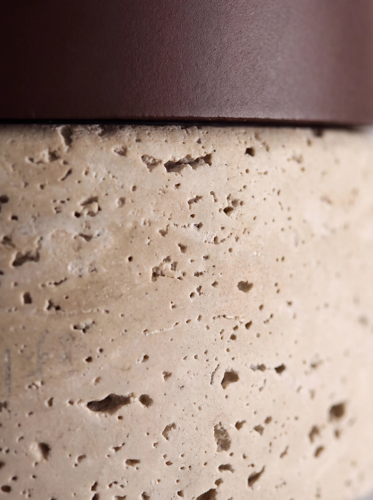 SILEX, plafonnier effet pierre — détail de la texture travertine et de l'anneau Noyer | Maison Beaurel
