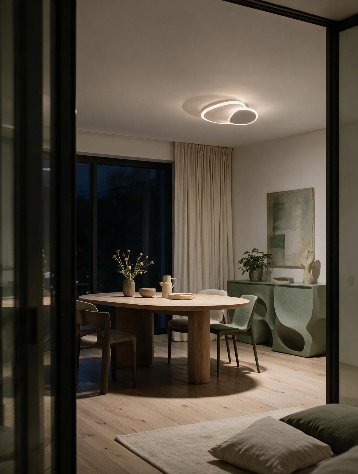 SPIRE, plafonnier LED, allumé dans une salle à manger le soir | Maison Beaurel