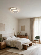 SPIRE, plafonnier LED, allumé dans une chambre | Maison Beaurel