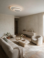 SPIRE, plafonnier LED, allumé dans un salon cosy | Maison Beaurel