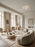 SPIRE, plafonnier LED, allumé dans un salon lumineux | Maison Beaurel