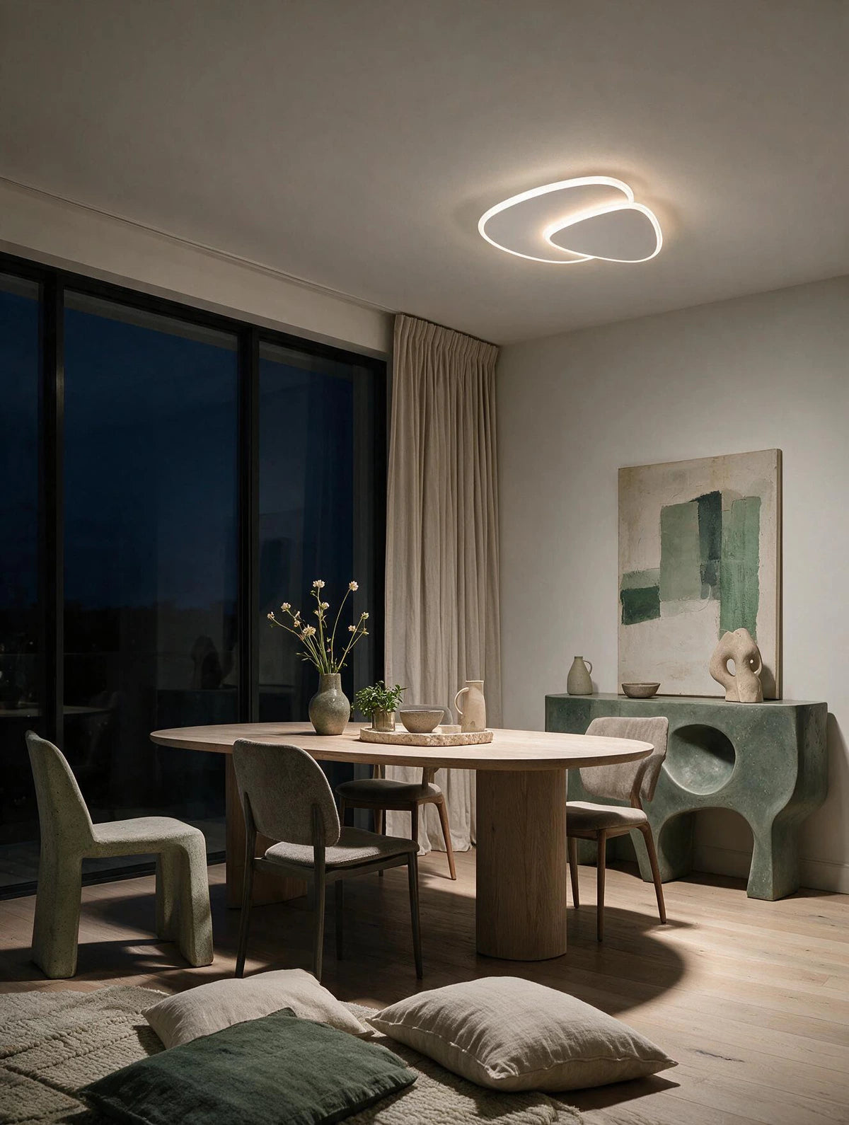 SPIRE, plafonnier LED, allumé dans une salle à manger le soir | Maison Beaurel